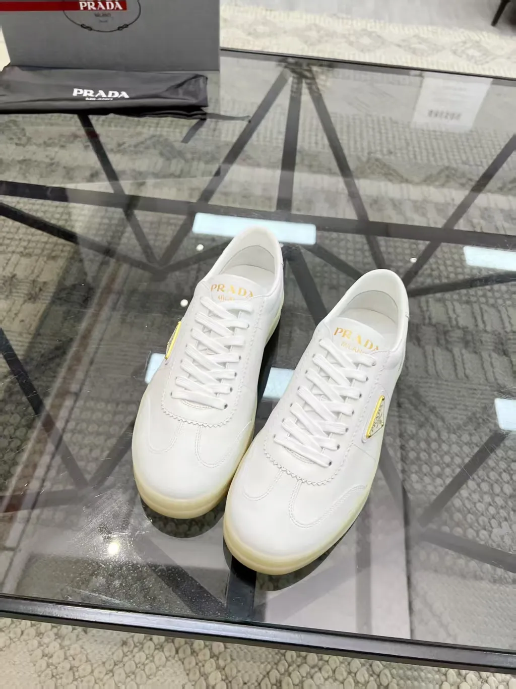 P360 Yuan 38-45 Prada Prada’s new men’s leather sports shoes, the highest version on the market, any comparison is welcome🆚! The original leather has excellent texture and is super high-end! Fetal sheep net lining imported from Italy, removable pad! Luxurious materials and fine workmanship, highly recommended!